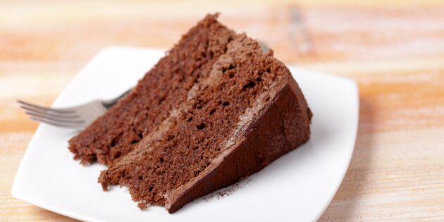 Шоколадно-кофейный постный торт с черносливом