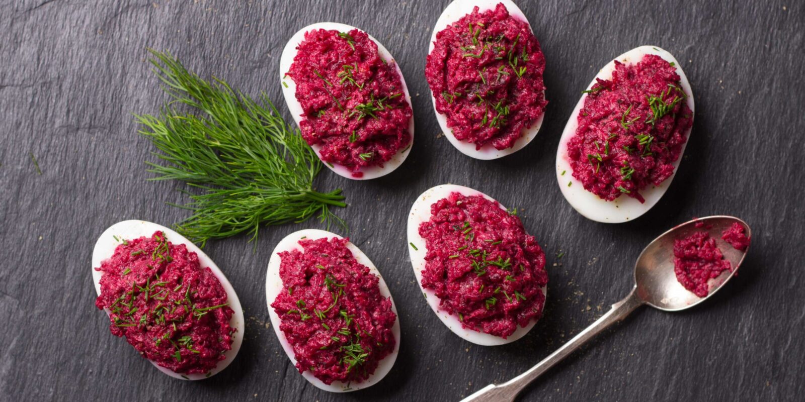 Пикантные фаршированные яйца