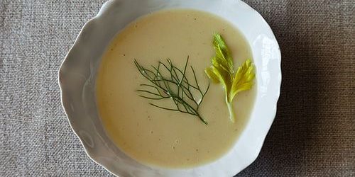 Суп из сельдерея с жареными овощами