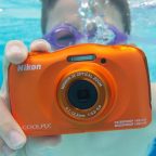 Штука дня: яркий фотоаппарат Nikon, который может снимать даже под водой