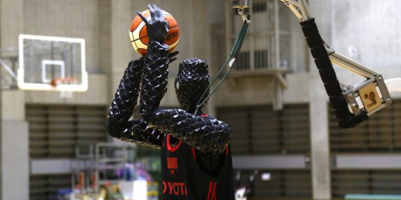 Видео дня: робот-баскетболист с лёгкостью забивает трёхочковые