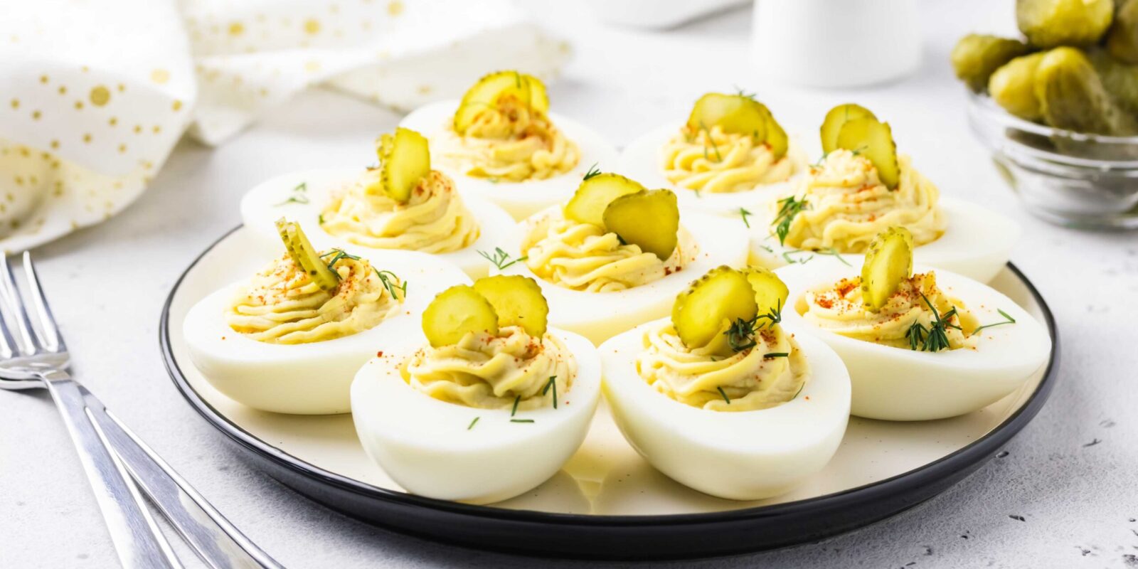 Пикантные фаршированные яйца