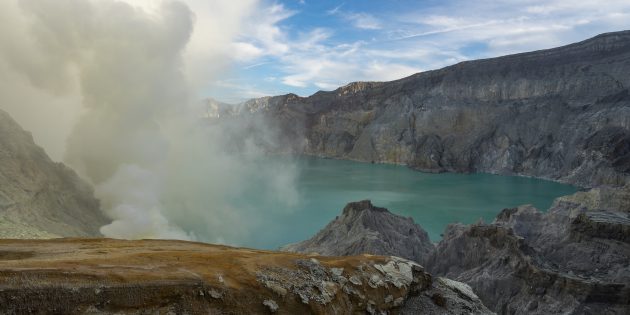 Удивительно красивые места: кипящее озеро в вулкане Иджен, Индонезия