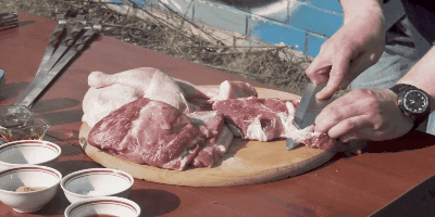 Как готовить шашлык из говядины: удалите прожилки и кости и нарежьте кусок одинаковыми кубиками