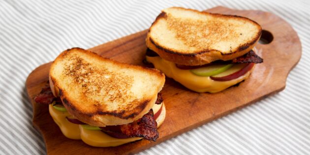 Рецепт сэндвича с сыром, беконом и яблоком