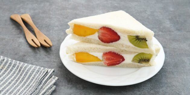 Рецепты: Сэндвич со взбитыми сливками, фруктами и ягодами