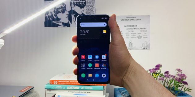 Xiaomi Mi 9 SE: В руке