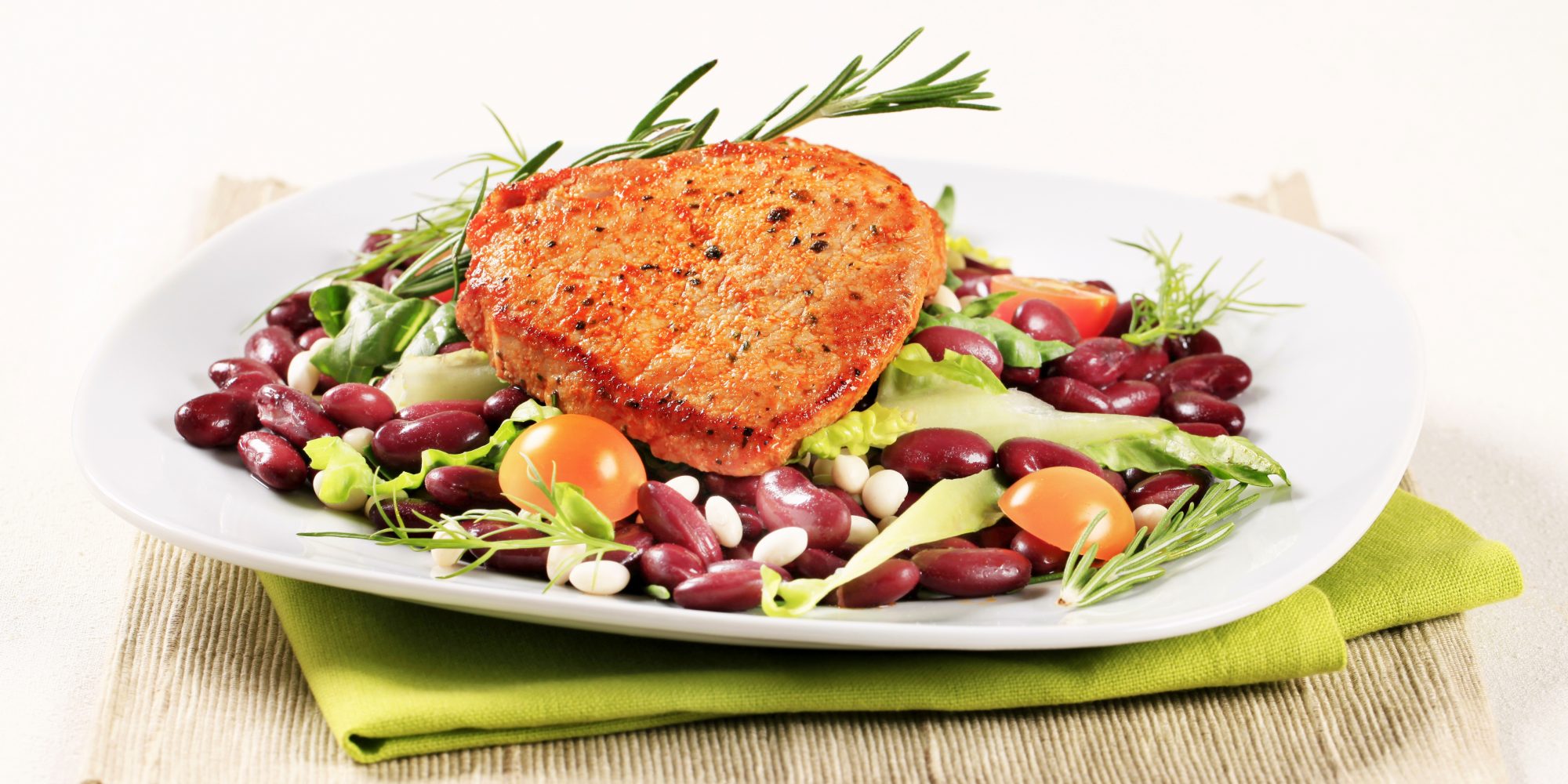 Свиные отбивные с клюквенным соусом