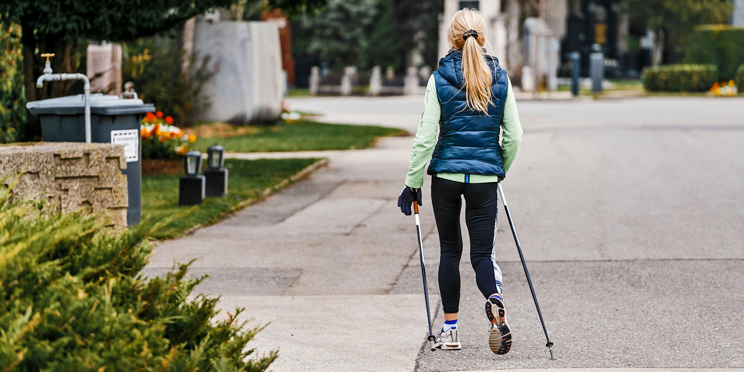 Скандинавская ходьба – модный фитнес: в два раза эффективнее бега, работает 90% мышц
