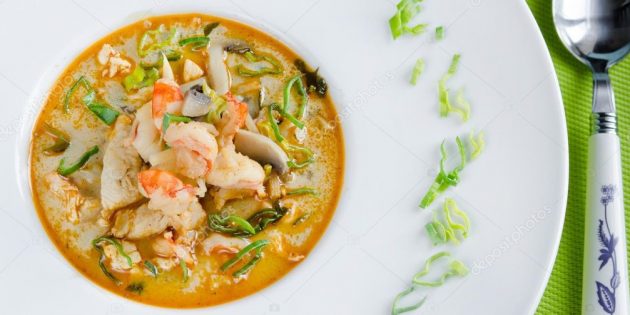 Тайский суп «Том Ям» из шампиньонов с зелёным луком