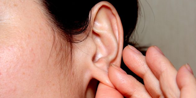 Что делать если ухо не слышит и не болит и в него попала вода