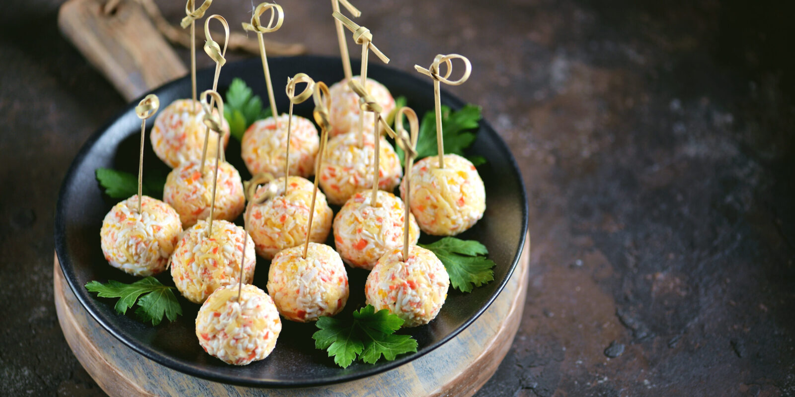 Сырные шарики в ореховой крошке