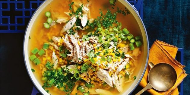 Куриный суп с кукурузой, спаржей и соевым соусом