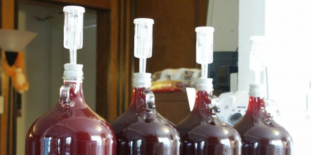 Гидрозатвор защитит вино от попадания сора и перекроет доступ кислороду 