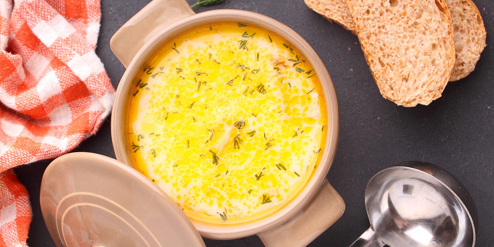Рецепт сырного супа без плавленного сыра. Суп с плавленным сыром. Куриный суп с плавленым сыром. Куриный сырный суп. Сырный суп с гренками.