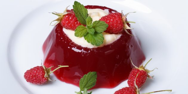 Рецепт: Сметанное желе с малиной - Легкий десерт со свежими ягодками