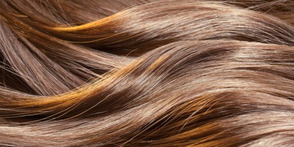 Почему волосы быстро жирнеют: 13 распространённых причин