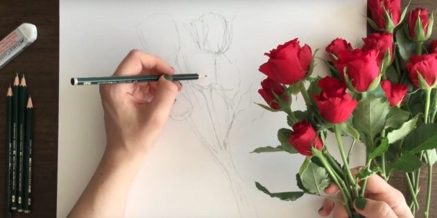 У крайней правой розы прорисуйте лепестки и обозначьте ниже листья