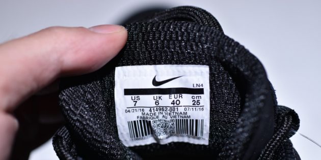 Оригинал и подделки кроссовок Nike: ищите ярлык с указанием размера, страны-производителя и кода