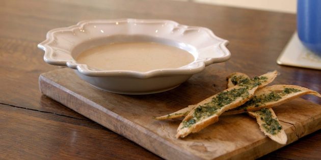 Крем-суп из свежих и сушёных белых грибов с тимьяном