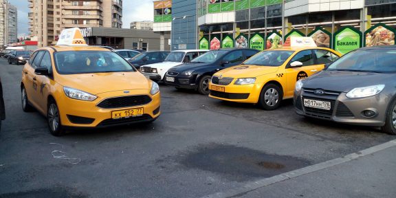 Своя машина или такси: на чём выгоднее ездить в России