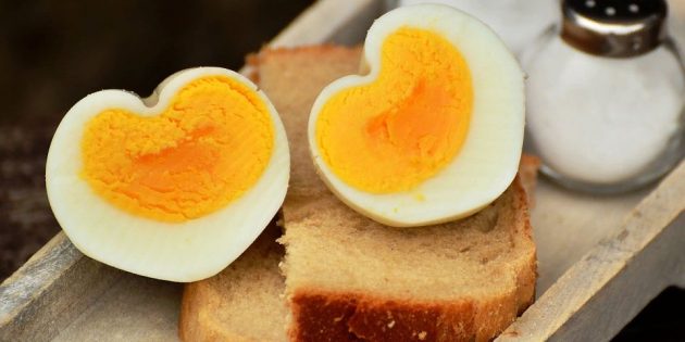 Варёные яйца со сметаной и хлебом — вкусно и недорого
