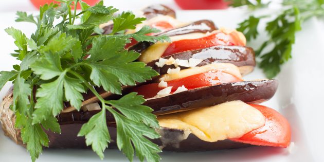 Рецепт жареных баклажанов с помидорами и чесноком