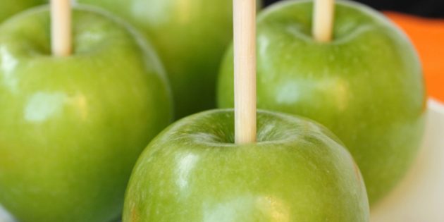 Используйте заострённые палочки для яблок в карамели