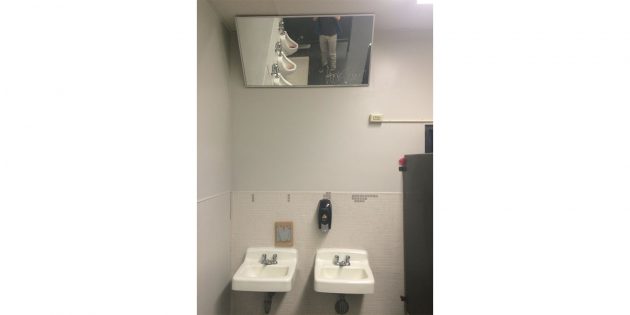 Зеркало в школьном туалете 