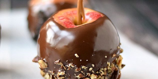 Карамельное яблоко с шоколадом и орехами