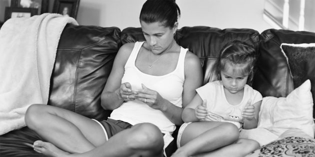 Люди без смартфонов — мама и дочь