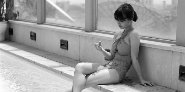 Люди без смартфонов — одинокая девушка