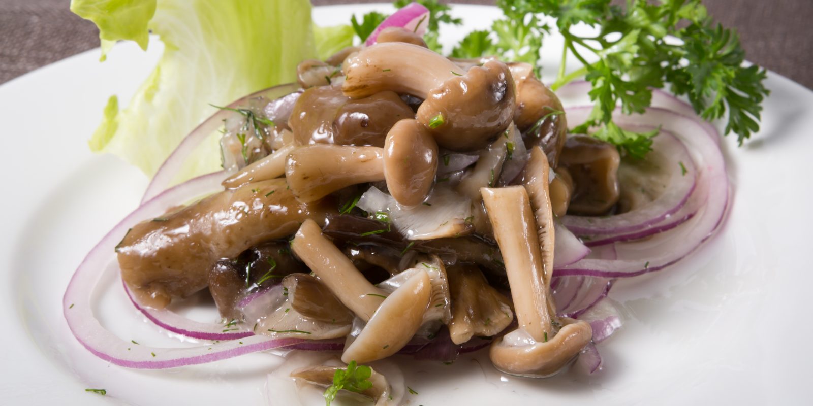 Закуска грибы с луком маринованные