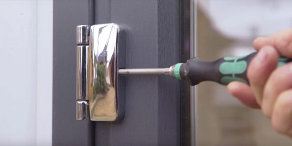 Как отрегулировать пластиковые двери своими руками