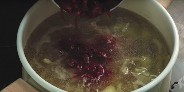 How to cook borscht: Add zazharka and stir.
