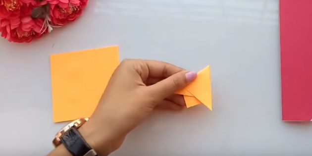 Вырежьте из бумаги трёх разных цветов по два небольших одинаковых квадрата