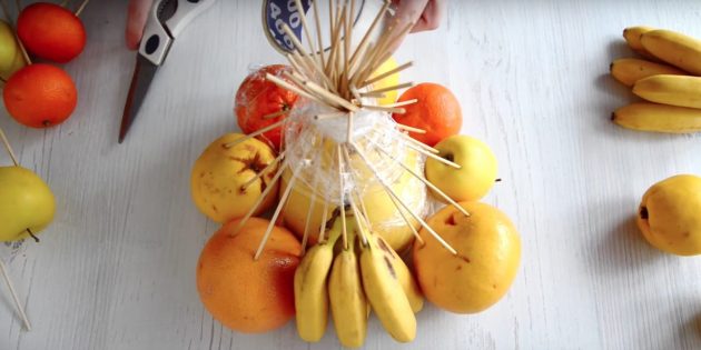 Как сделать яркий букет из фруктов своими руками - Лайфхакер