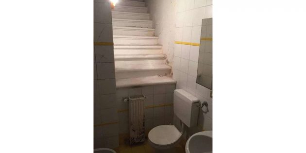 лестница в туалете