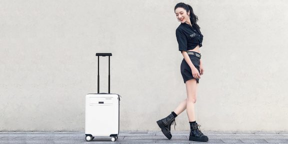 Xiaomi анонсировала чемодан-робот Robotic Suitcase. Он следует за владельцем и предупреждает о краже
