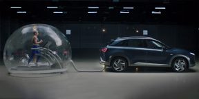 Видео дня: олимпийская чемпионка бежит в пузыре, наполненном автомобильными выхлопами