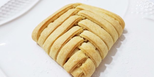 Дрожжевые булочки-розочки с яблоками: пошагово с фото