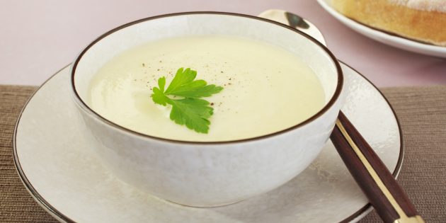 Крем-суп из цветной капусты с молоком и пармезаном