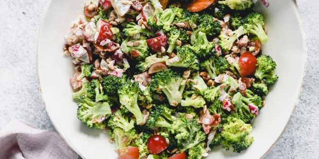 Рецепт салата с брокколи, беконом, луком, виноградом и семечками