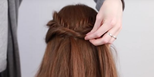Причёски на длинные волосы: закрепите другую косу и прядку