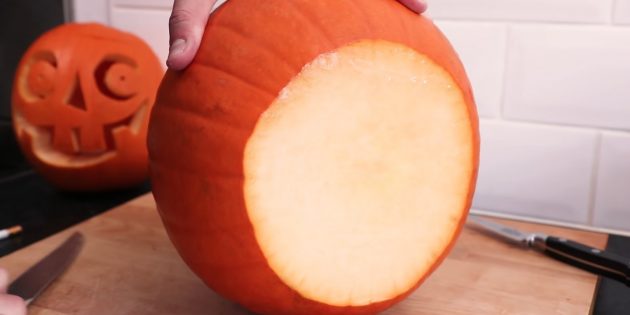 How to carve a pumpkin for Halloween with your own hands: cut off the top