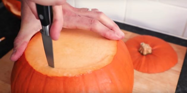 How to carve a pumpkin for Halloween with your own hands: cut out the pulp