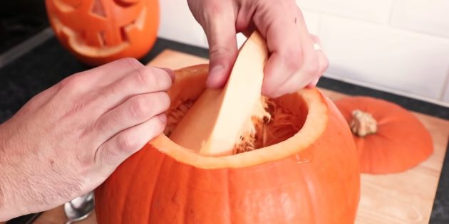 How to carve a pumpkin for Halloween with your own hands: take out the pulp
