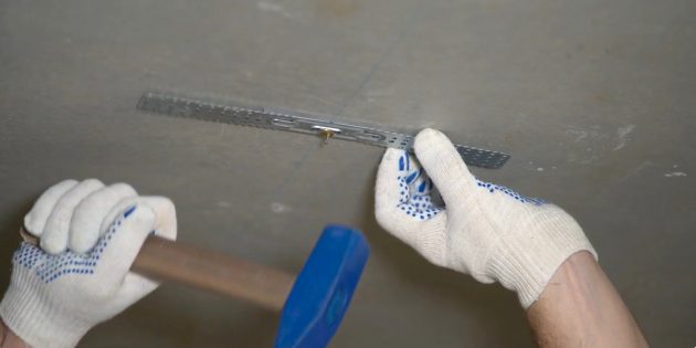 how to make a plasterboard ceiling: fix the hangers