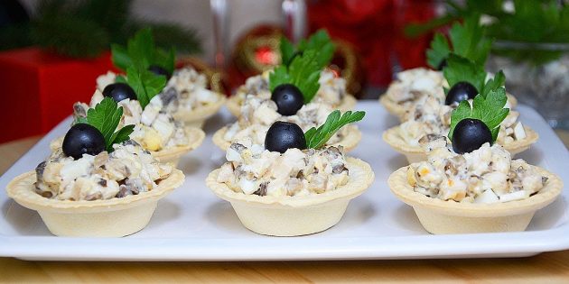 Tartlets with chicken, mushrooms, eggs and onions