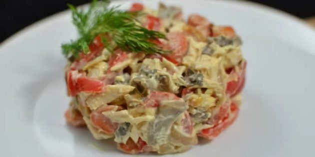 Легкий салат с крабовыми палочками, шампиньонами и болгарским перцем